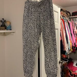 Adorable leopard print 🤍🖤 joggers - GENTLY USED!